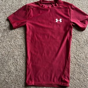 Boys Under Armour Heat Gear Shirt Size SM.  Maroon color